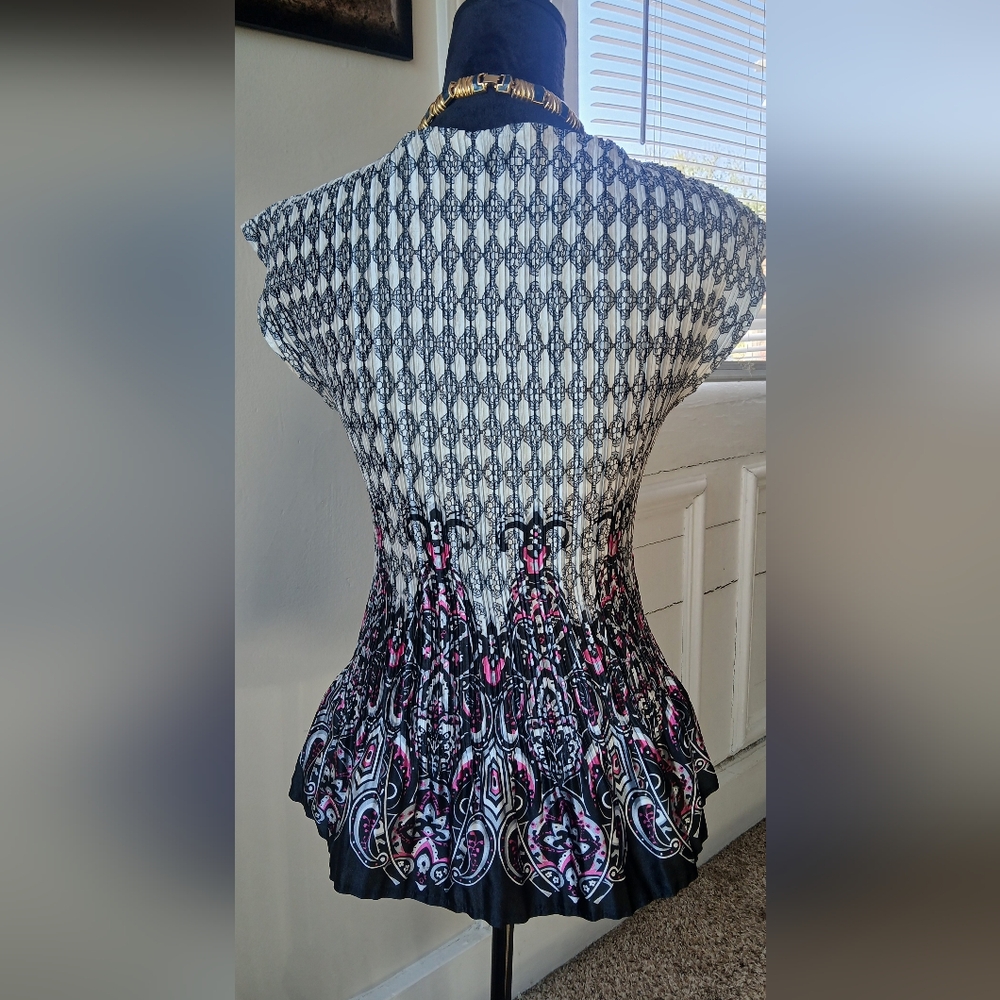 Patterned Women's Top - Picture 3 of 4